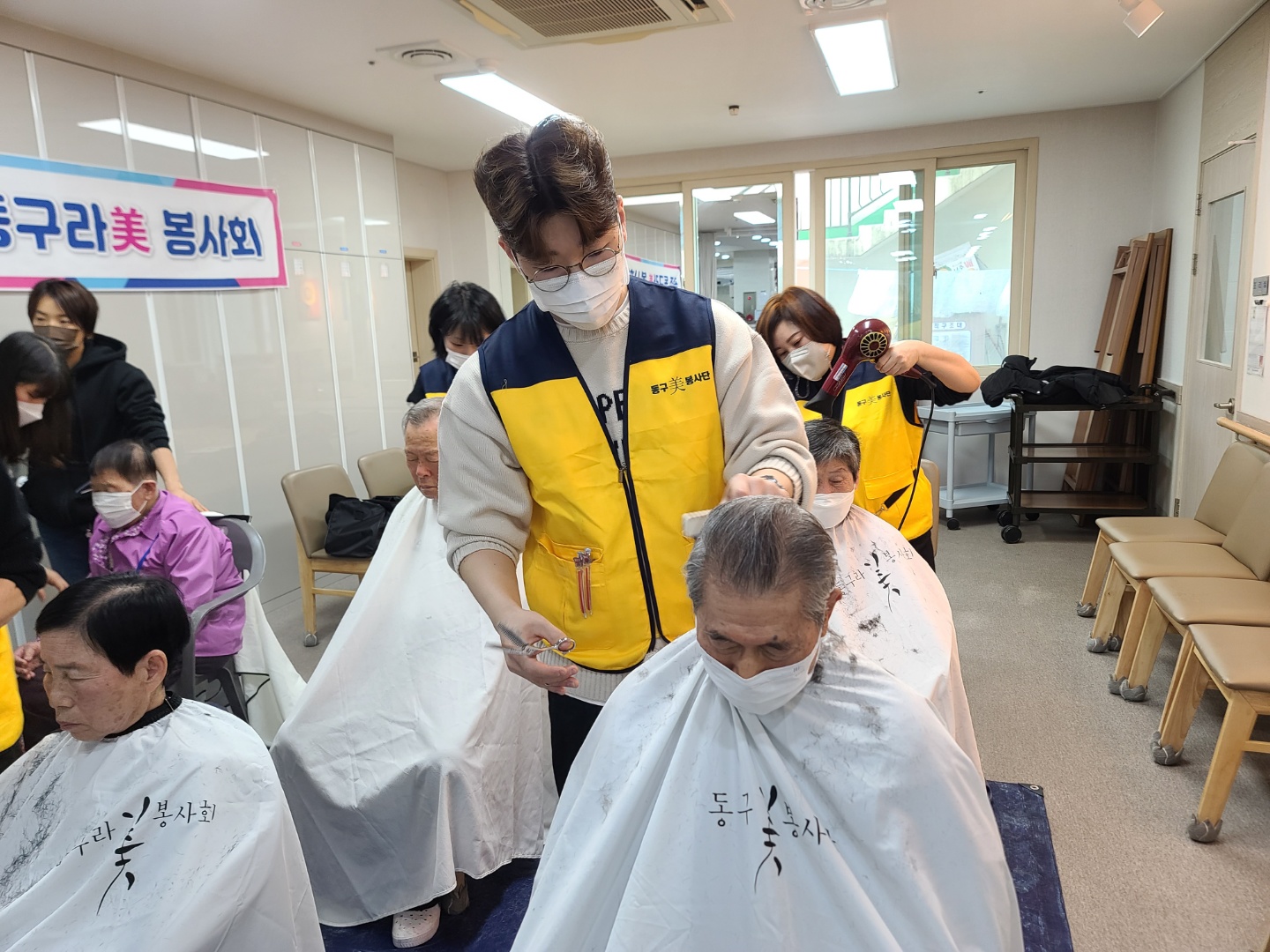 자연숲주간보호센터 미용봉사 첨부이미지 : 1669915372193.jpg
