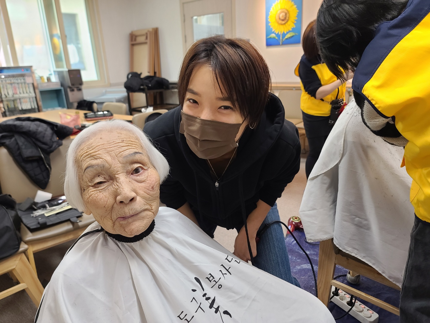 자연숲주간보호센터 미용봉사 첨부이미지 : 1669915372010.jpg