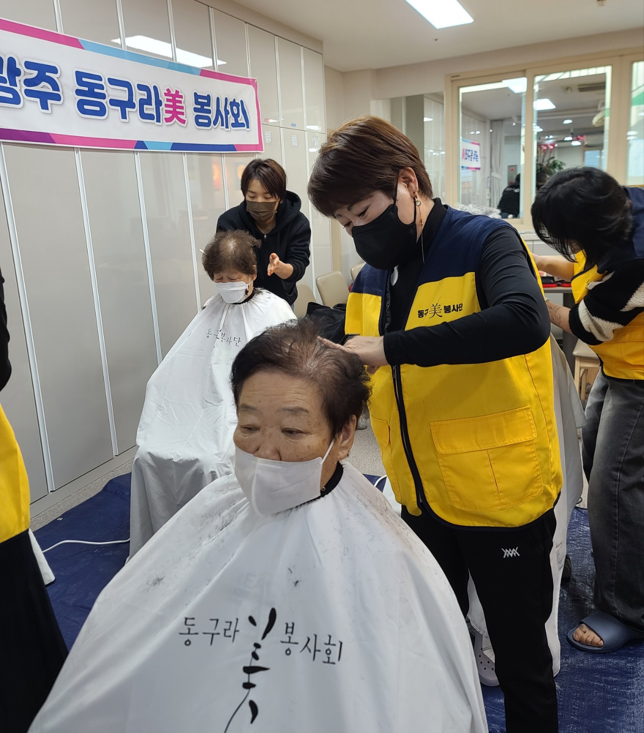 자연숲주간보호센터 미용봉사 첨부이미지 : 1669915371552.jpg