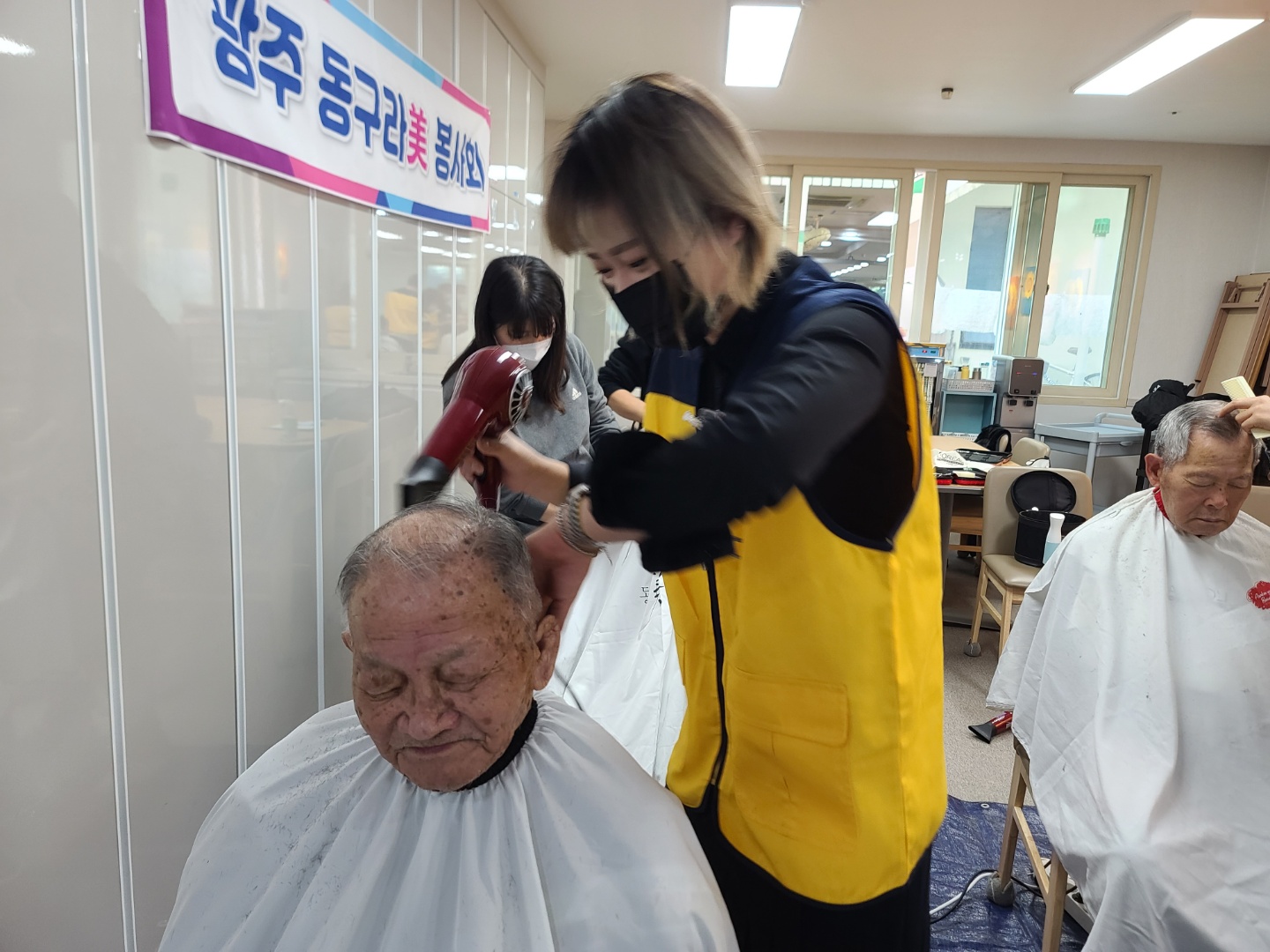 자연숲주간보호센터 미용봉사 첨부이미지 : 1669915372119.jpg