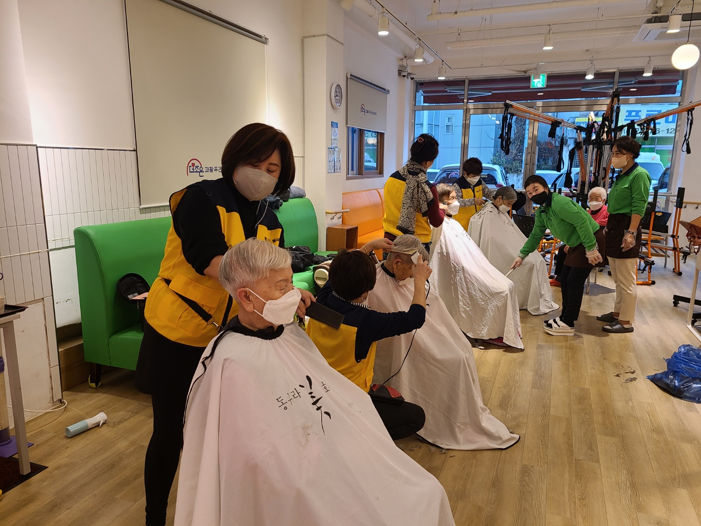 더조은주간보호센터 미용봉사 첨부이미지 : 1669915532081.jpg