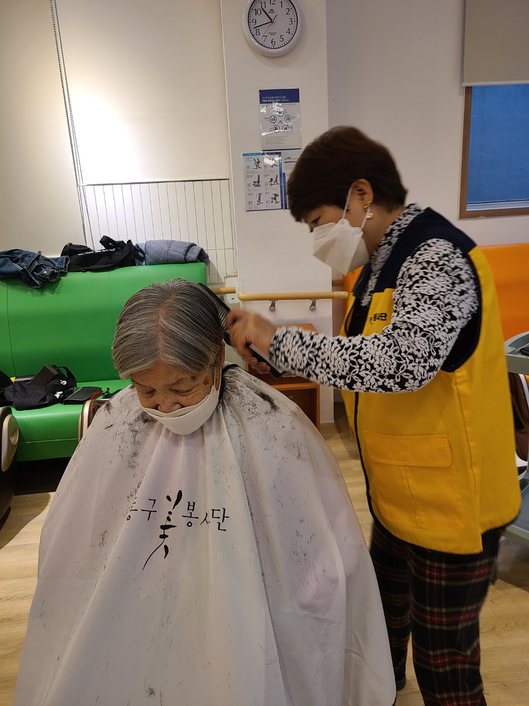 더조은주간보호센터 미용봉사 첨부이미지 : 1669915531916.jpg