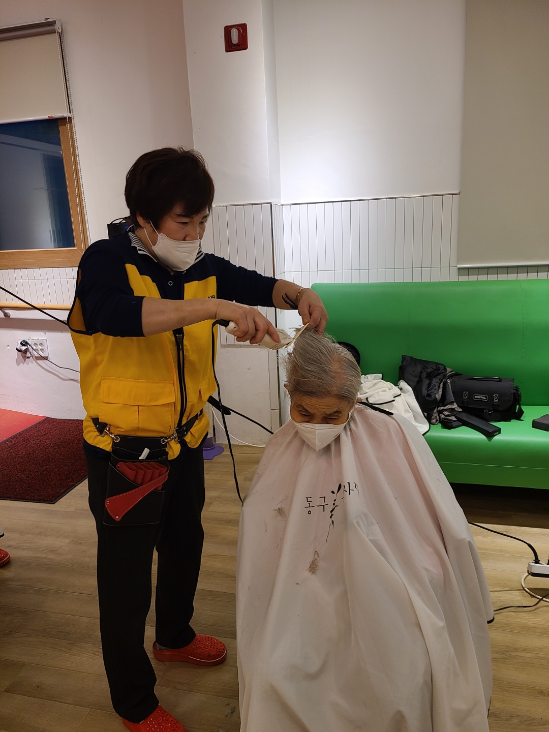 더조은주간보호센터 미용봉사 첨부이미지 : 1669915532022.jpg