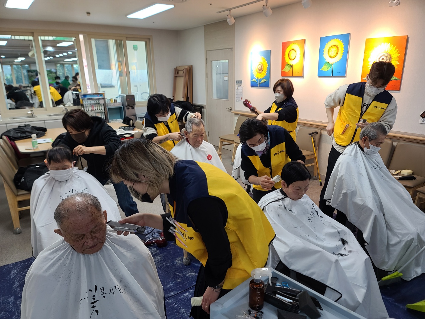 자연숲주간보호센터 미용봉사 첨부이미지 : 1669915372234.jpg