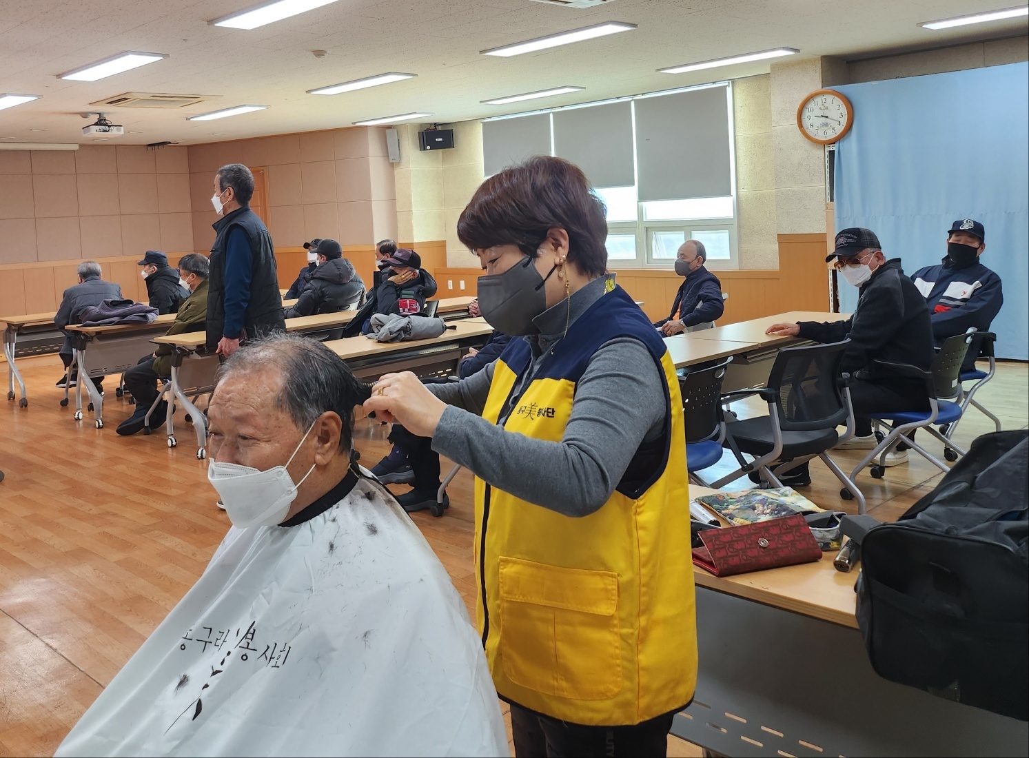계림1동 행정복지센터 미용봉사 첨부이미지 : KakaoTalk_20230309_122959964_02.jpg
